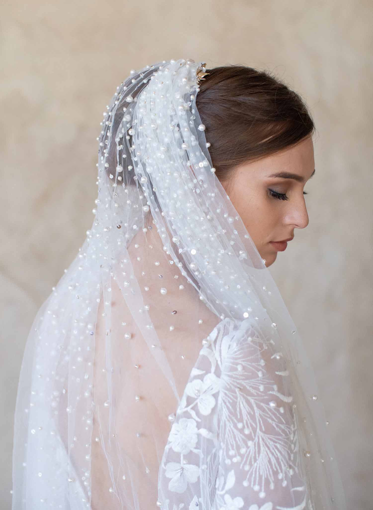 http://deertodream.store/cdn/shop/files/2065-pearl-bridal-chapel-train-veil-twigsandhoney-11_2048x2048_66bd9948-3287-4b67-8101-0cd3e57f9816.jpg?v=1700005935