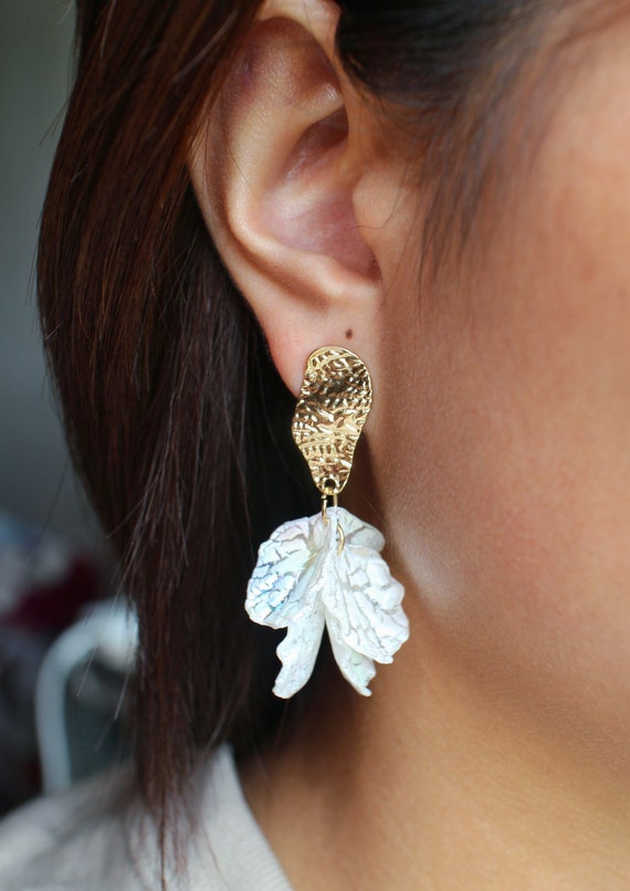 White Shell Cracked Earrings