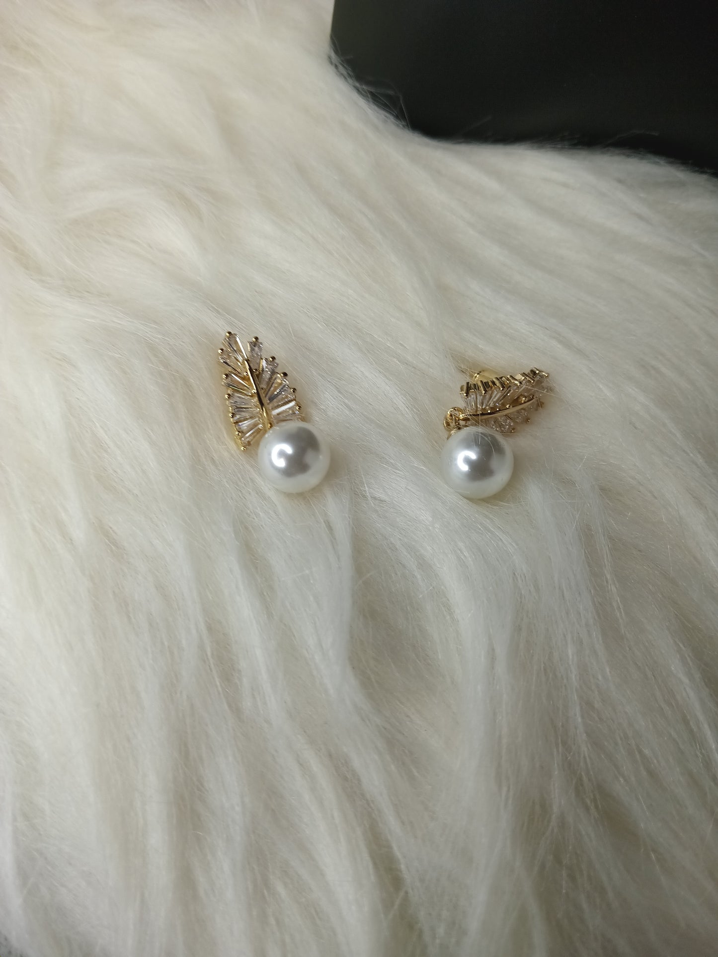 Mellony Crystal Pearl Earrings